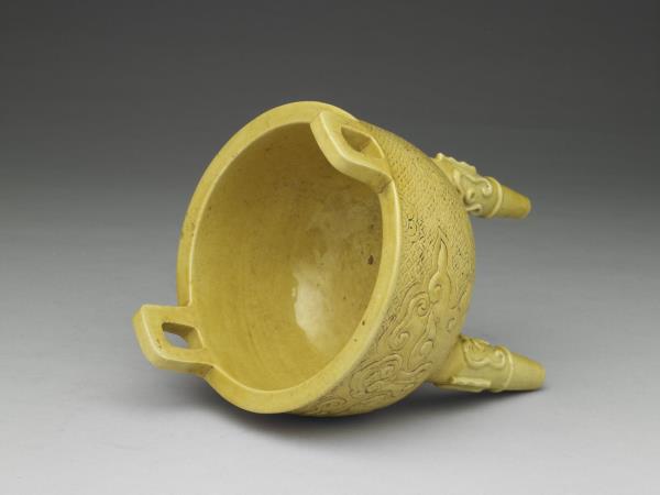 嬌黃釉錐拱獸面紋鼎
