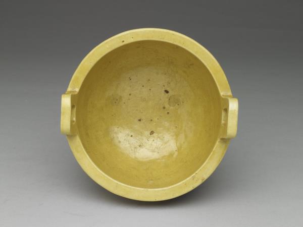 嬌黃釉錐拱獸面紋鼎