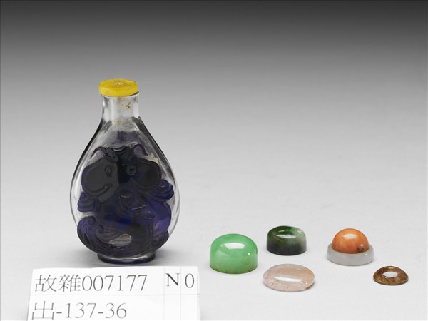 透明地套紫色玻璃年年有餘鼻煙壺