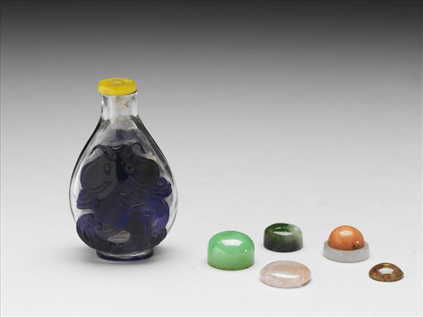 透明地套紫色玻璃年年有餘鼻煙壺