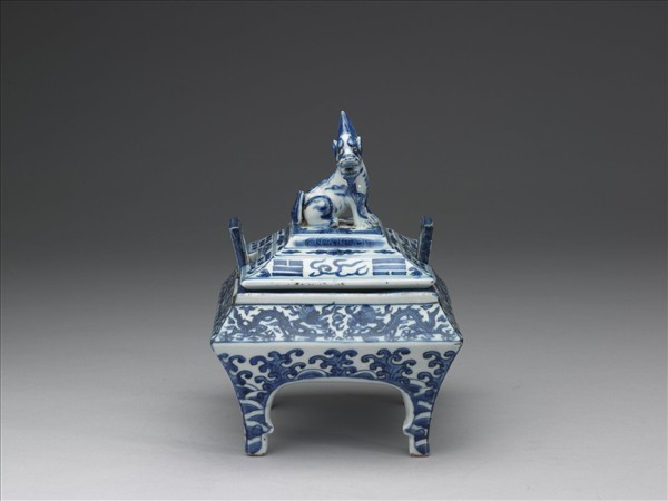 青花雲龍八卦紋方爐