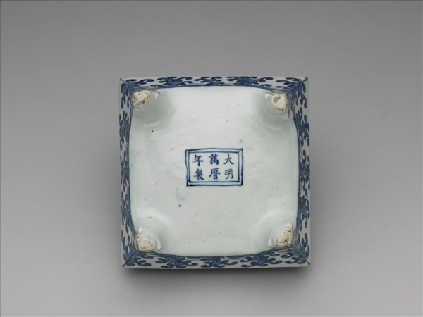 青花雲龍八卦紋方爐
