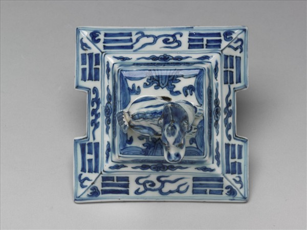 青花雲龍八卦紋方爐