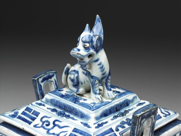 青花雲龍八卦紋方爐