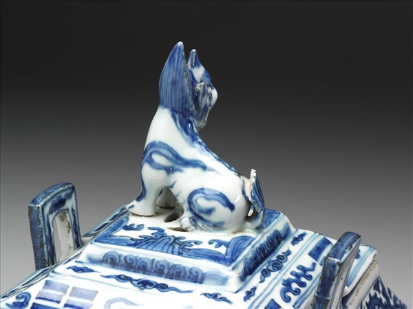 青花雲龍八卦紋方爐