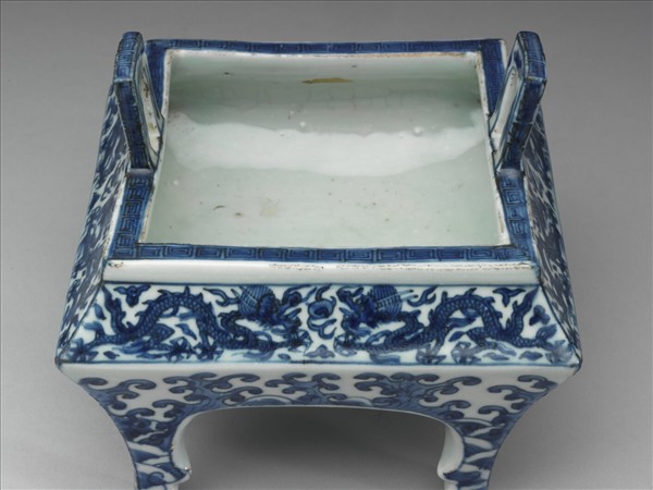 青花雲龍八卦紋方爐