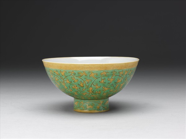 嬌黃綠彩纏枝花卉紋碗