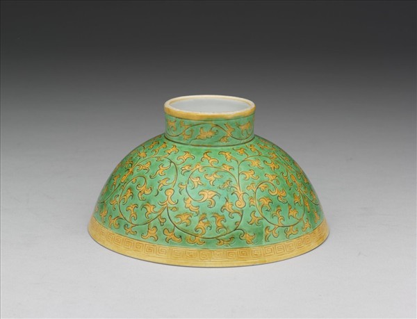 嬌黃綠彩纏枝花卉紋碗