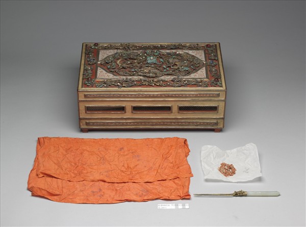 點翠嵌寶石纍絲龍鳳漆盒