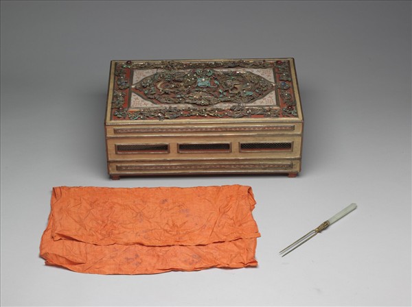 點翠嵌寶石纍絲龍鳳漆盒