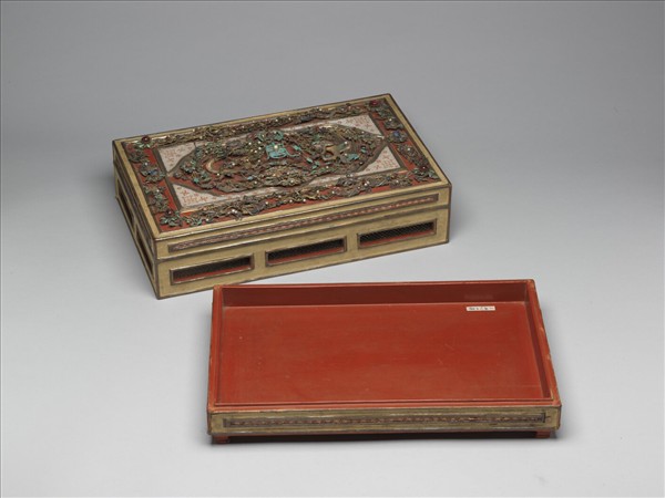 點翠嵌寶石纍絲龍鳳漆盒