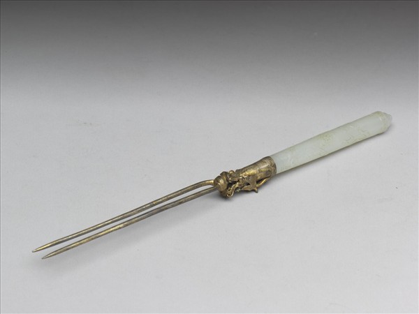 點翠嵌寶石纍絲龍鳳漆盒