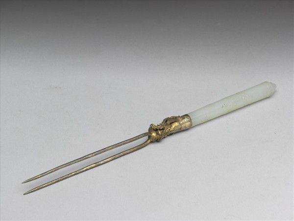 點翠嵌寶石纍絲龍鳳漆盒