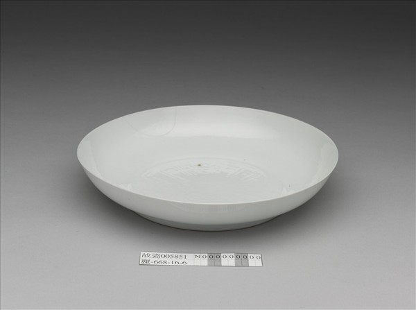 甜白釉印花金剛杵紋盤