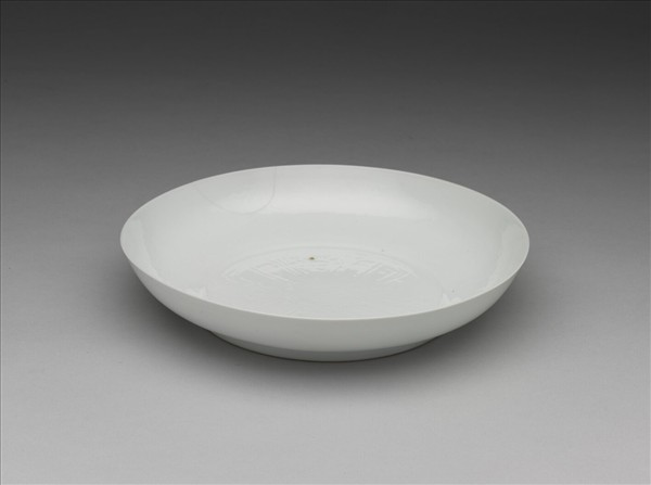 甜白釉印花金剛杵紋盤