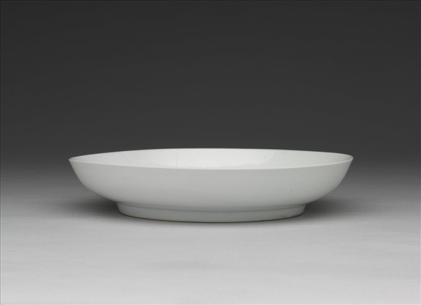 甜白釉印花金剛杵紋盤