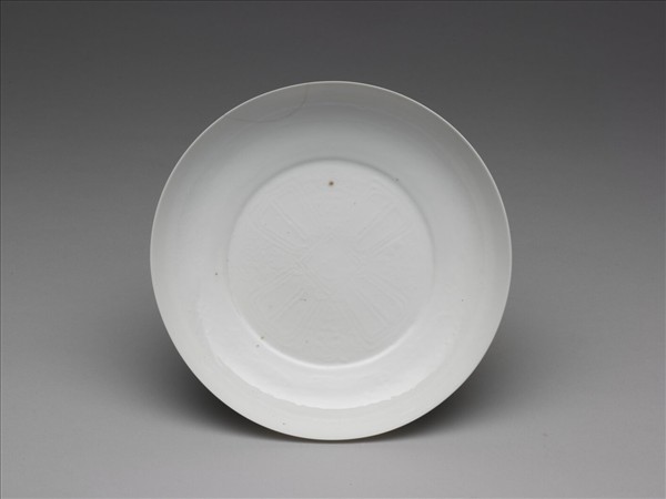 甜白釉印花金剛杵紋盤