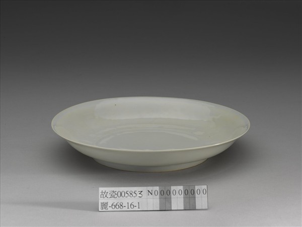 甜白釉雲龍紋盤