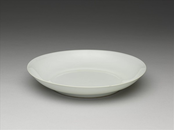 甜白釉雲龍紋盤