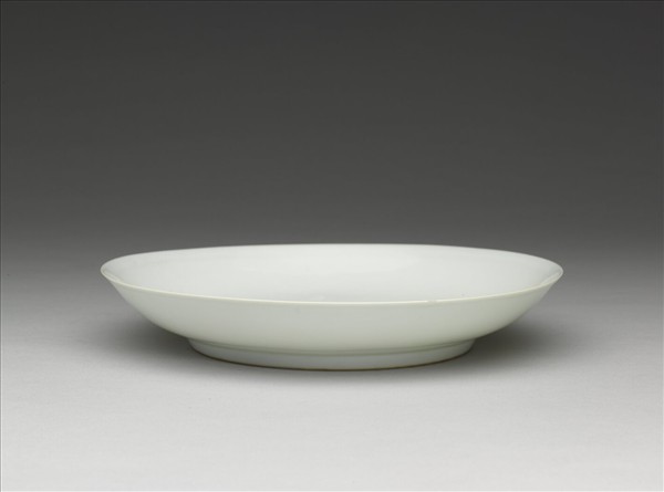 甜白釉雲龍紋盤