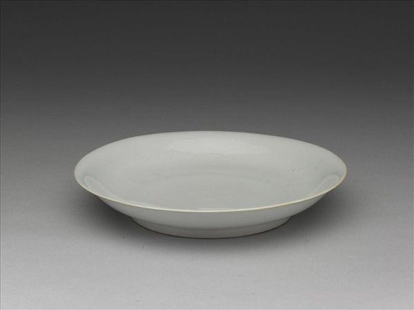 甜白釉雲龍紋盤