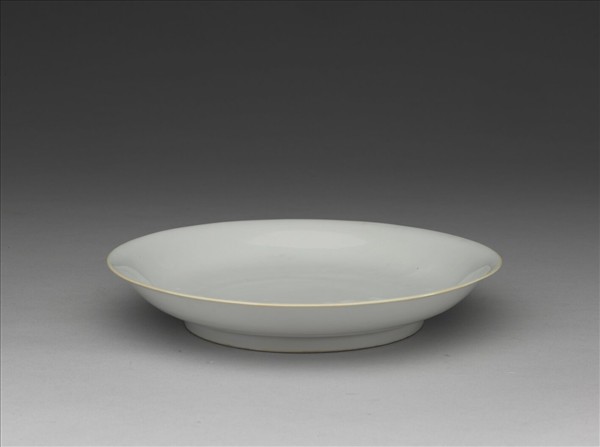 甜白釉雲龍紋盤