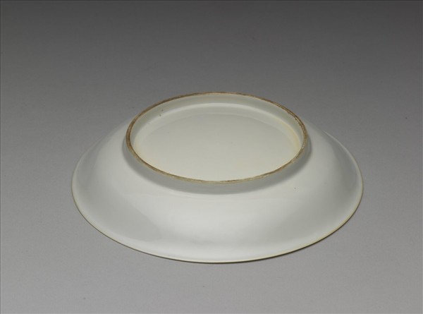 甜白釉雲龍紋盤