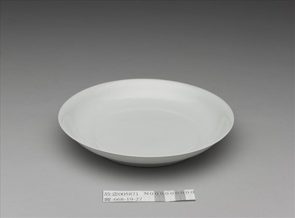 甜白釉雲鳳紋盤