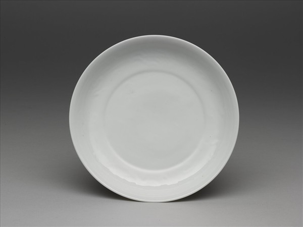 甜白釉雲鳳紋盤