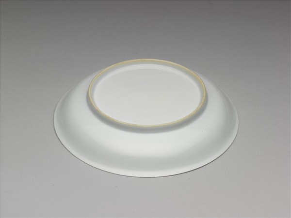 甜白釉雲鳳紋盤