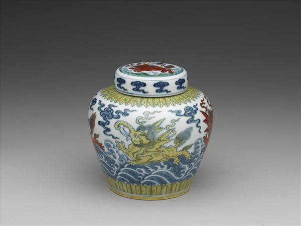 「天」字款 鬥彩波濤飛象紋蓋罐