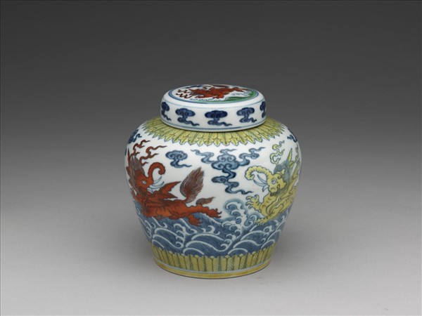 「天」字款 鬥彩波濤飛象紋蓋罐