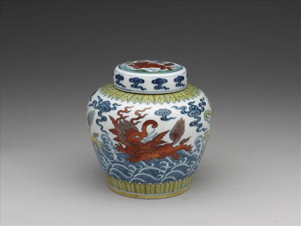 「天」字款 鬥彩波濤飛象紋蓋罐