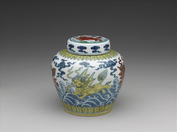 「天」字款 鬥彩波濤飛象紋蓋罐