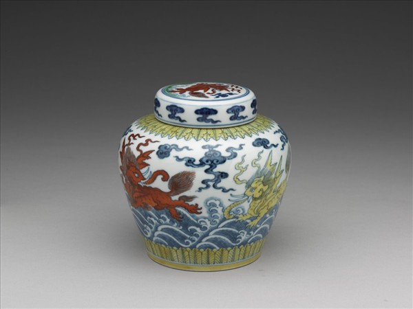 「天」字款 鬥彩波濤飛象紋蓋罐