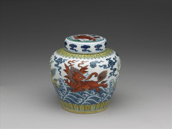 「天」字款 鬥彩波濤飛象紋蓋罐