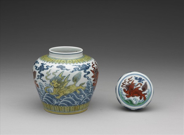 「天」字款 鬥彩波濤飛象紋蓋罐