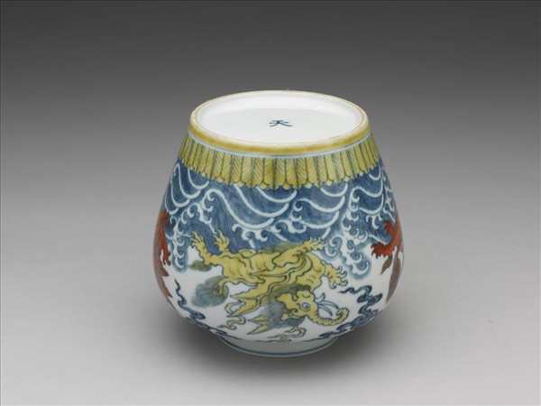 「天」字款 鬥彩波濤飛象紋蓋罐