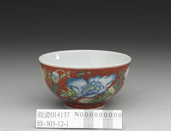 琺瑯彩紅地罌粟花紋碗