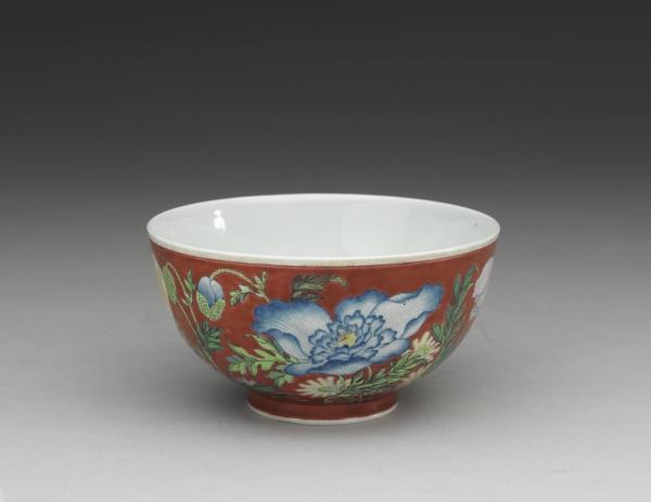 琺瑯彩紅地罌粟花紋碗