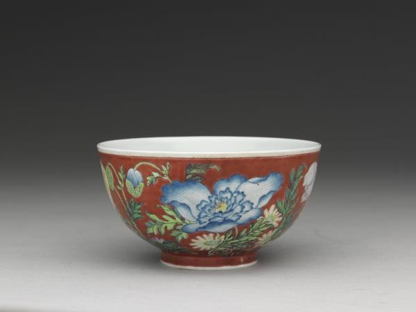 琺瑯彩紅地罌粟花紋碗