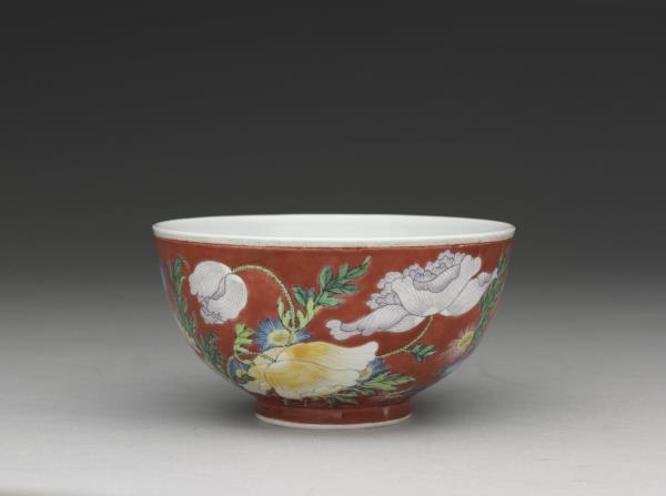 琺瑯彩紅地罌粟花紋碗