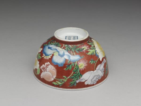 琺瑯彩紅地罌粟花紋碗