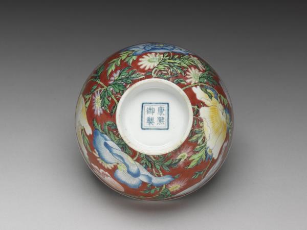 琺瑯彩紅地罌粟花紋碗