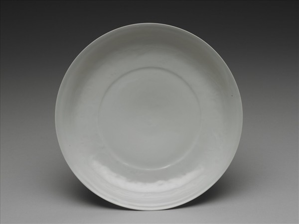 甜白釉雲龍紋盤