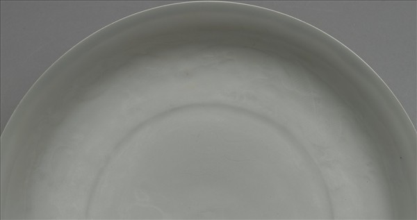 甜白釉雲龍紋盤