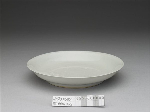 甜白釉雲龍紋盤