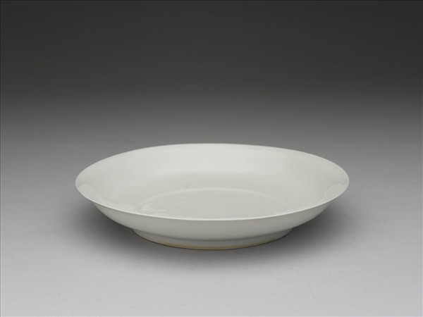 甜白釉雲龍紋盤