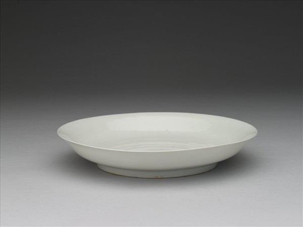 甜白釉雲龍紋盤