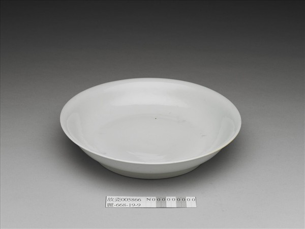 甜白釉纏枝花卉紋盤